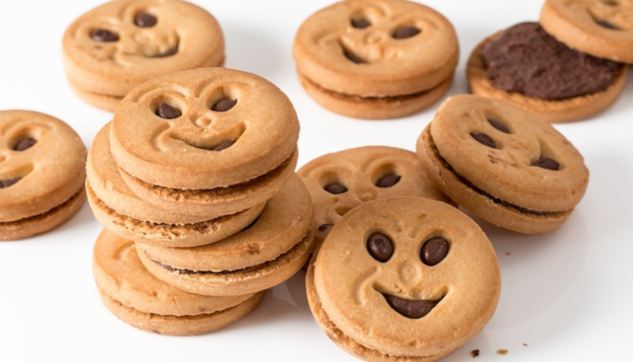 Are Artificial Sweeteners More Dangerous Than Sugar? A bunch of smiling face sugar-dovered cookies. Image by Steve Buissinne from Pixabay.